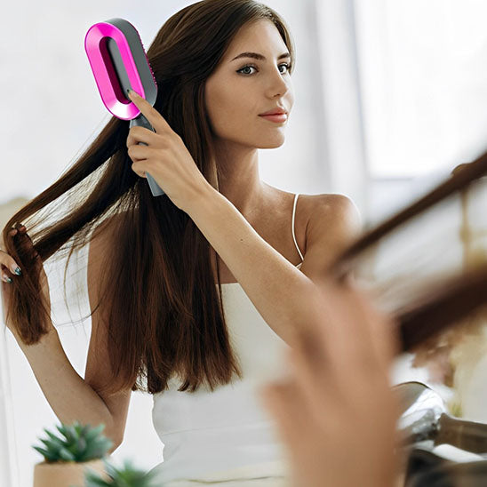 femme brosse cheveux relaxbrush