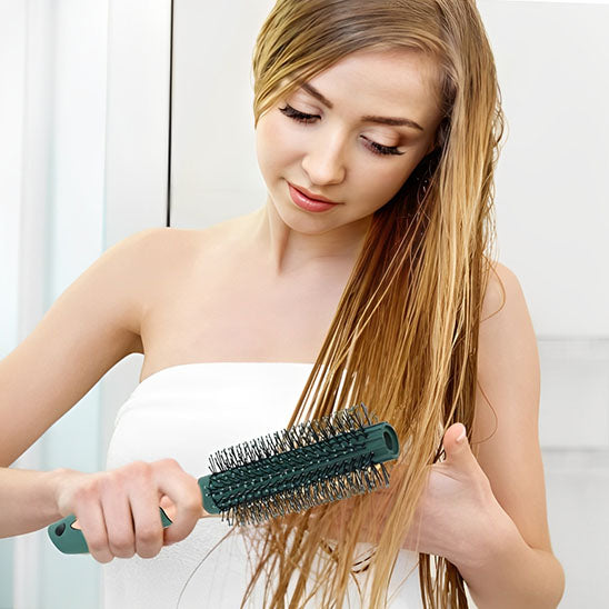 femme brosse coiffante ronde