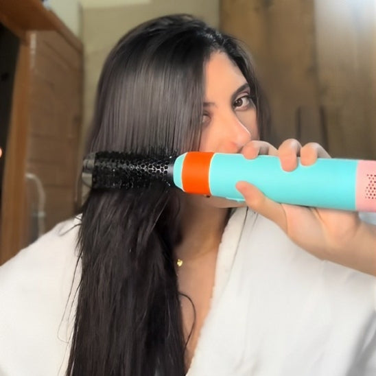femme brune boucleur seche cheveux