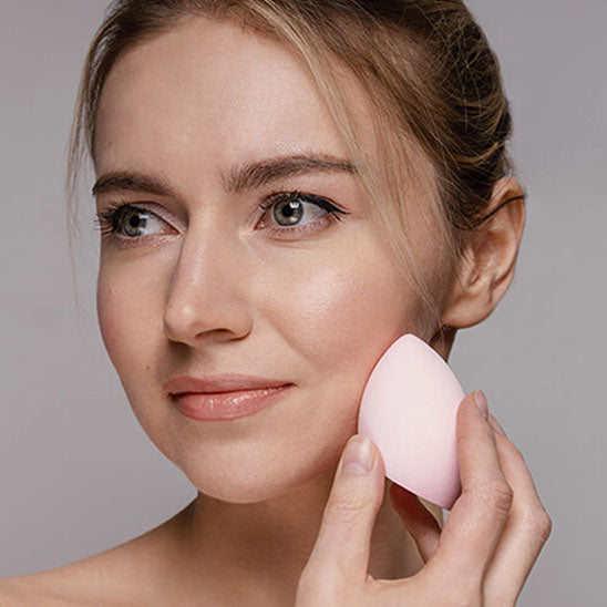 femme éponge maquillage blanche