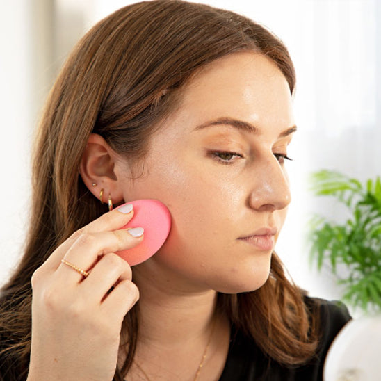 femme maquille éponge maquillage rose