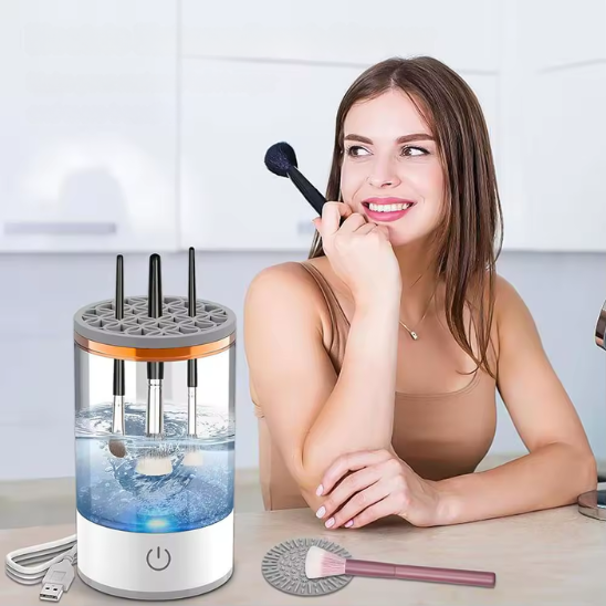 femme nettoyeur pinceau maquillage