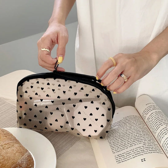 femme pochette maquillage coeur pratique