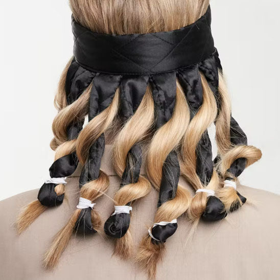 femme blonde dos porte bandeau bigoudis cheveux