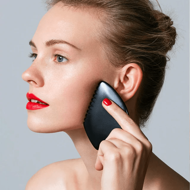 femme blonde gua sha visage et corps rocbianshi
