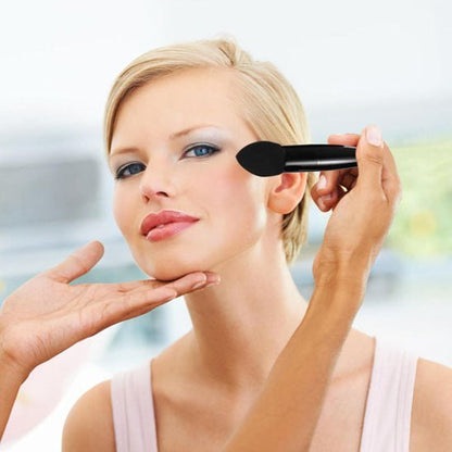 femme blonde pinceaux maquillage glam3set noir