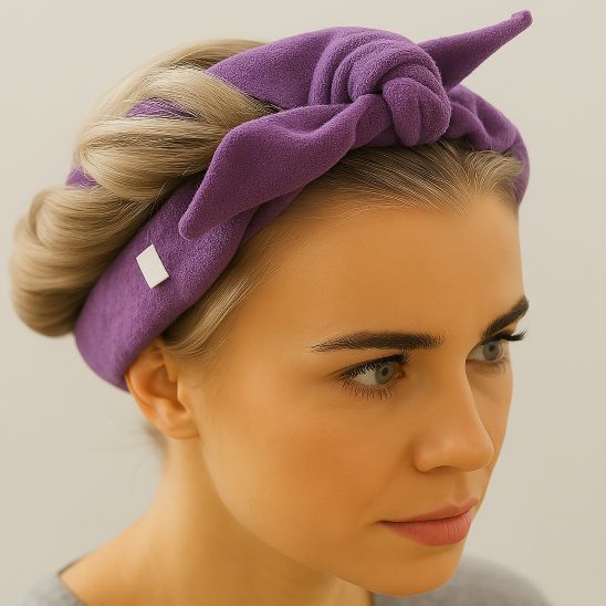 femme blonde porte bigoudi bandeau