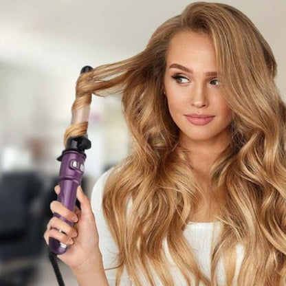 femme blonde utilise fer à boucler