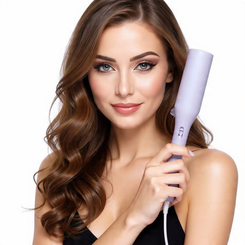 femme brune montre fer à boucler efficace