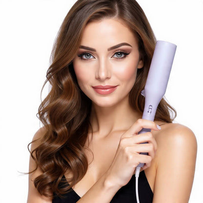 femme brune montre fer à boucler efficace