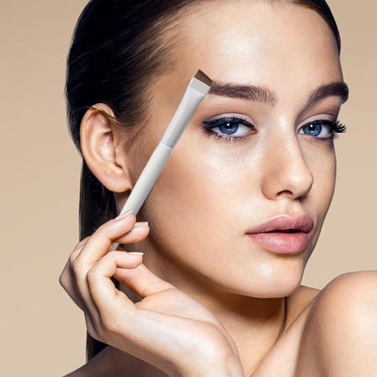 femme brune montre pinceau maquillage eyeliner blanc