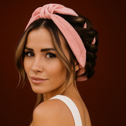 femme brune porte bigoudi bandeau