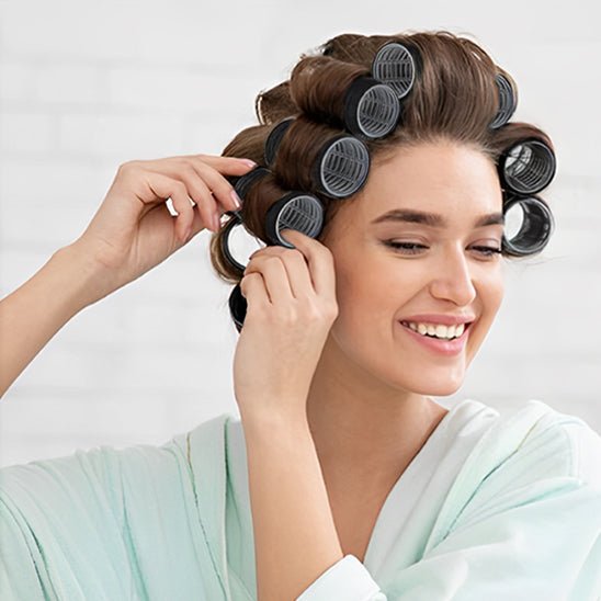 femme brune porte bigoudis rouleaux efficace