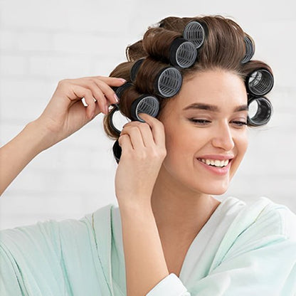 femme brune porte bigoudis rouleaux efficace