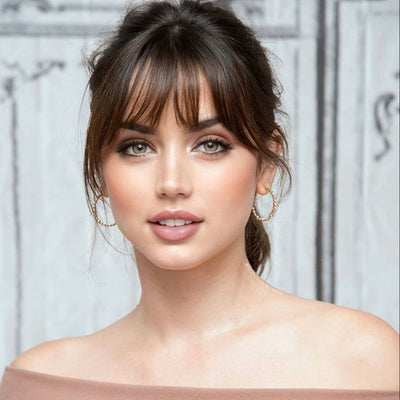 femme brune porte extension cheveux à clip frange
