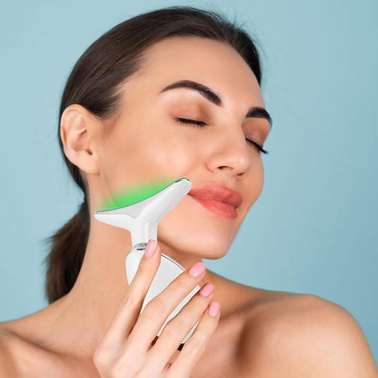 femme brune utilise appareil visage