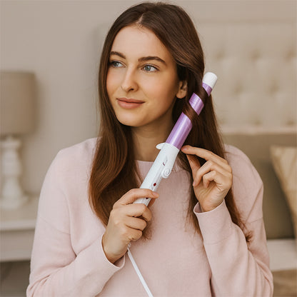 femme brune utilise boucleur pour cheveux pratique