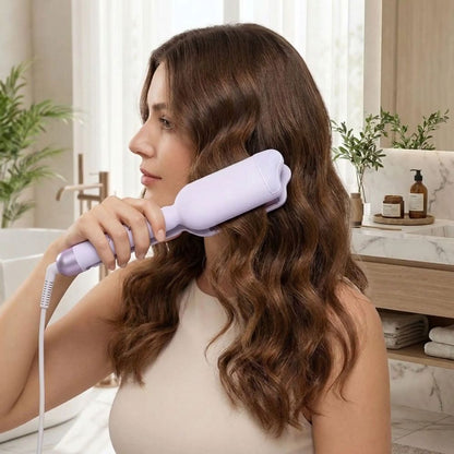 femme brune utilise boucleur pour cheveux  wavy