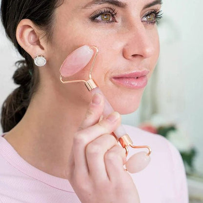 femme brune utilise gua sha visage rouleau