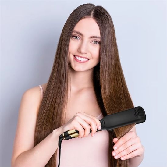 femme brune utilise lisseur professionnel 