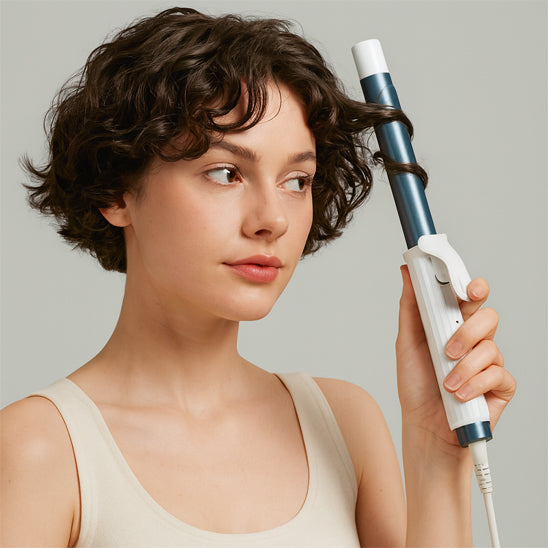 femme cheveux courts utilise boucleur pour cheveux