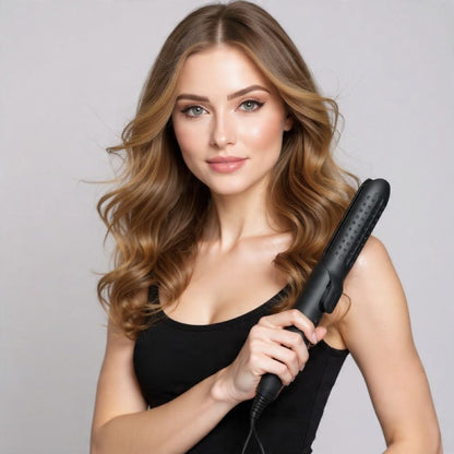 femme créant des boucles avec un lisseur et boucleur