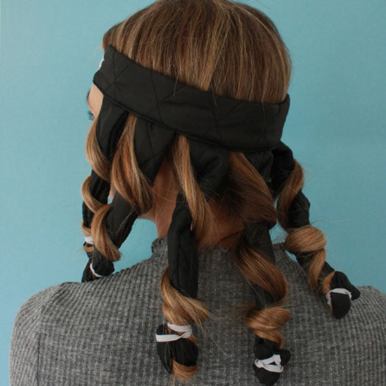 femme dos porte bandeau bigoudis cheveux