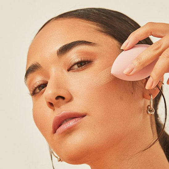 femme éponge maquillage rose