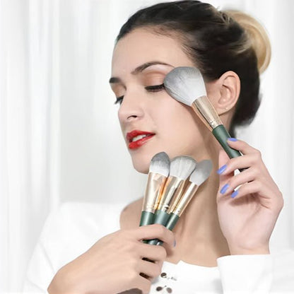 femme montre pinceaux maquillage kit