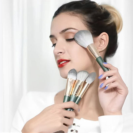 femme montre pinceaux maquillage kit