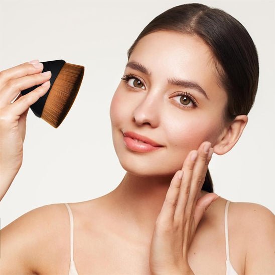 femme pinceau maquillage brosse hexagonbrush noir