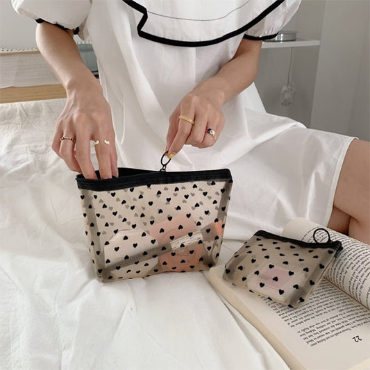 femme pochette maquillage coeur