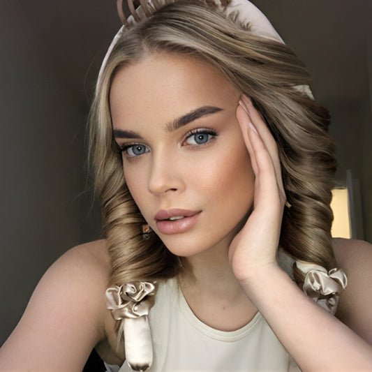 femme porte bigoudi beige