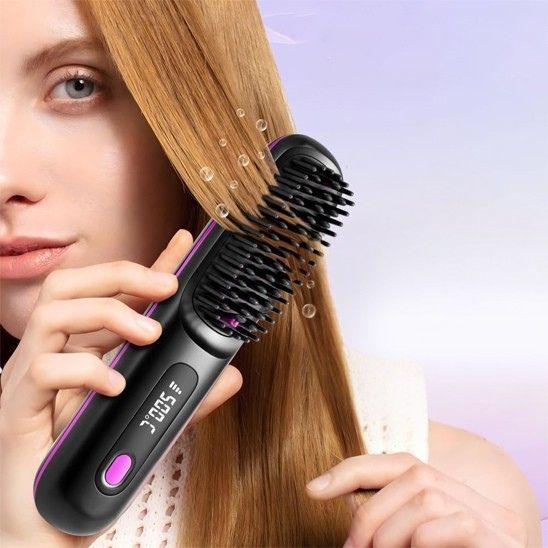 femme rousse coiffe brosse chauffante lissante sans fil