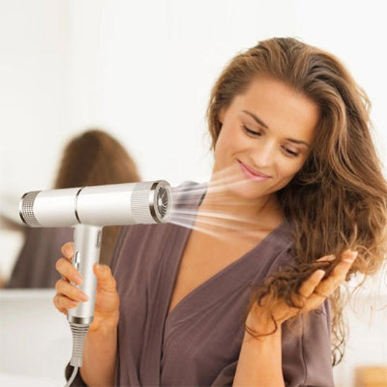 femme seche cheveux ionique sechage rapide