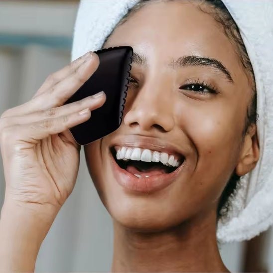 femme souriante gua sha visage et corps