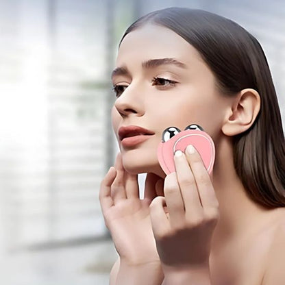 femme-utilise-appareil-masseur-facial