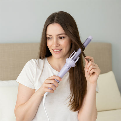 femme utilise boucleur automatique cheveux