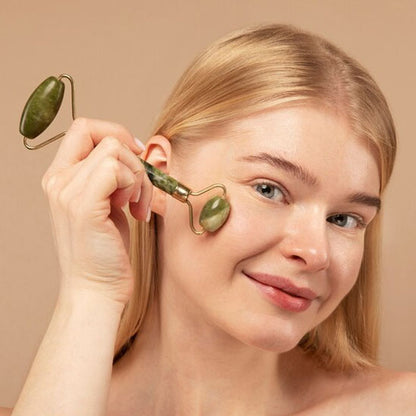 femme utilise gua sha rouleau