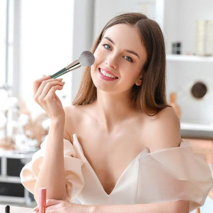 femme utilise pinceaux maquillage blush