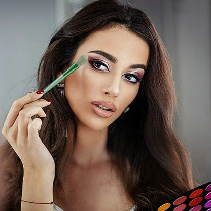 femme utilise pinceaux maquillage