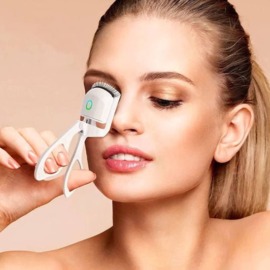 femme-utilise-recourbe-cils-chauffant