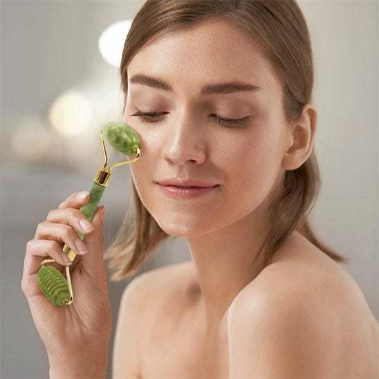 femme utilise rouleau gua sha
