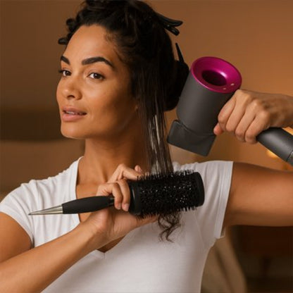 femme utilise seche cheveux ionique