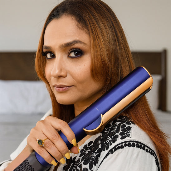 femme utilise seche cheveux lisseur