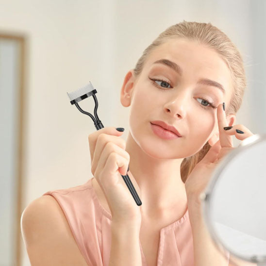 femme utilise séparateur de cils