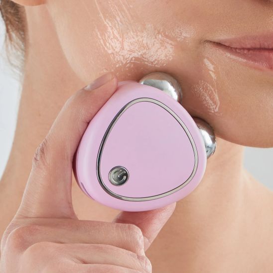 gros plan masseur facial
