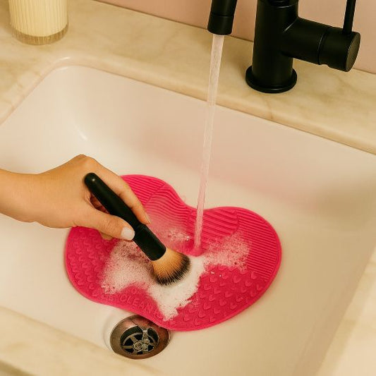 nettoyeur pinceaux maquillage tapis rose